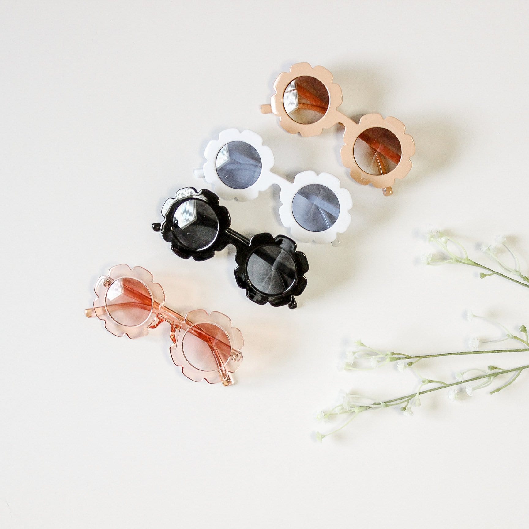 Fashion | Camelia Floral Motif Sunnies Chanel Black Frame Camellia Flower Sunglasses ○ Labellov  main image 4